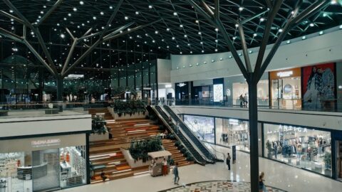 Powierzchnia handlowa w centrum handlowym a samodzielny lokal – porównanie